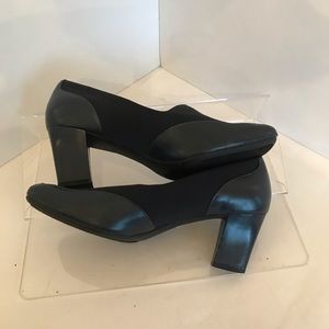 Woman’s Naturalizer navy pumps size 8N